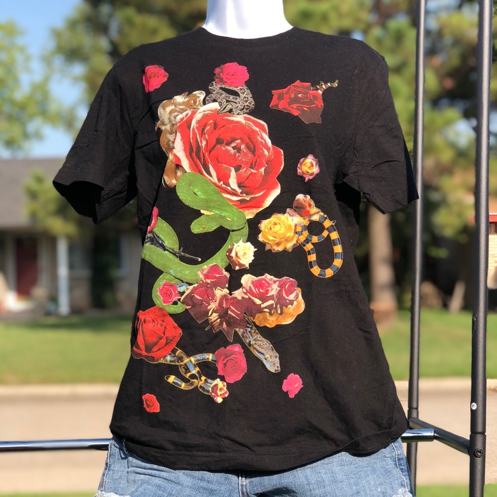 Men’s small Volcom t shirt. Unisex. On a wmns S